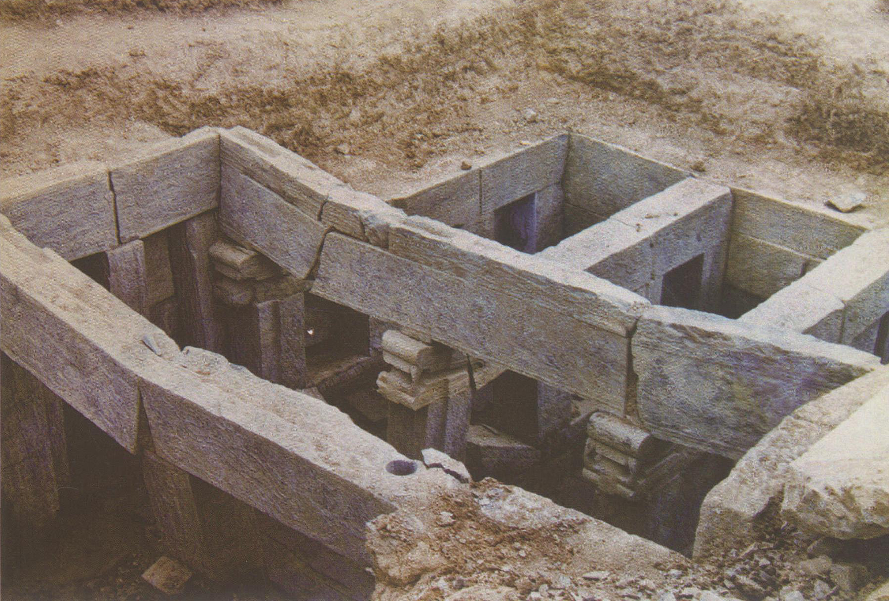 图版11 墓的条石框架结构——从西南向东北